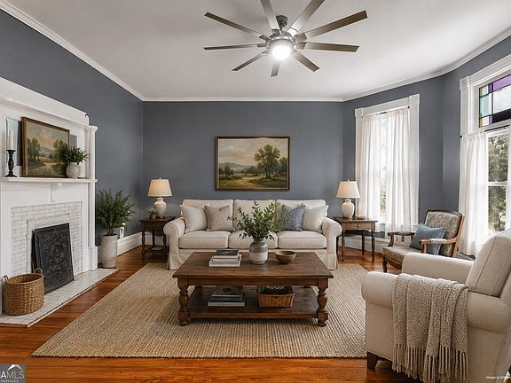 5th image of 76 College St