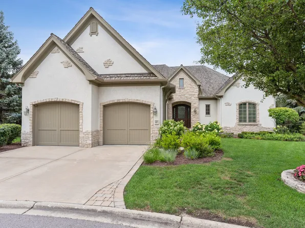 61 Forest Gate Cir, Oak Brook, IL 60523