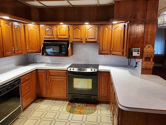 Kitchen with all appliances provided