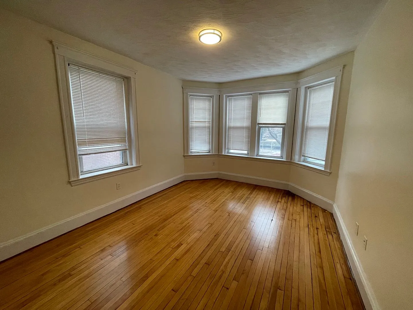 No Brokers Fee, Large 2 levels Unit, In Unit Washer and Dryer, Central Heat, 3 full Bathrooms — Photo 1