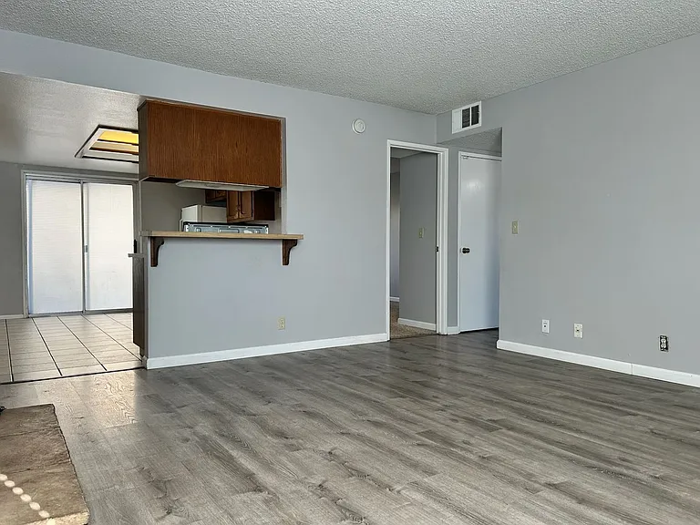 933 W Atkins Ave — Photo 2