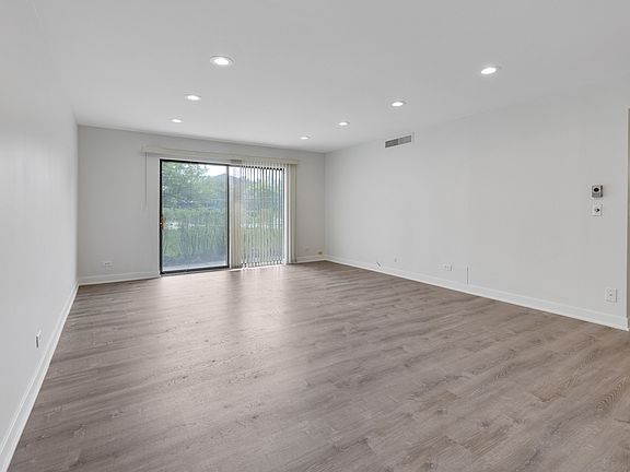 5th image of 840 Wellington Ave Unit 120