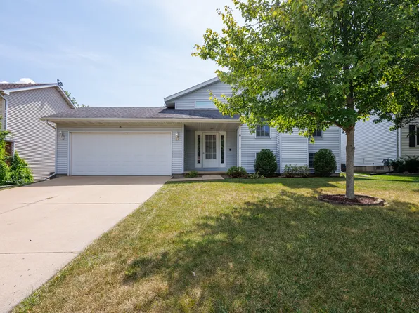 8 Spiria Ct, Bloomington, IL 61701