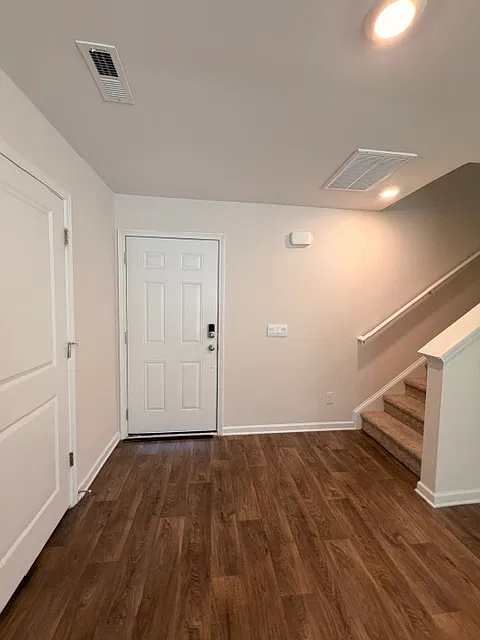 4 bed, 2.5 bath, 2000 sqft, $2,200 — Photo 3