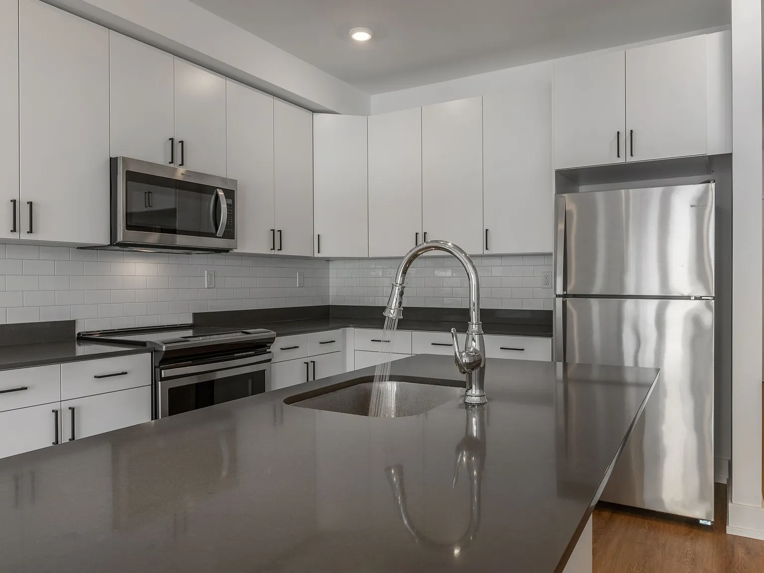 2 bed, 940 sqft, $2,035 — Photo 3