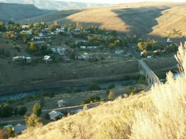 205 Staats Ave, Maupin, OR 97037