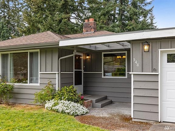 Covered entryway for those rainy Pacific Northwest days.