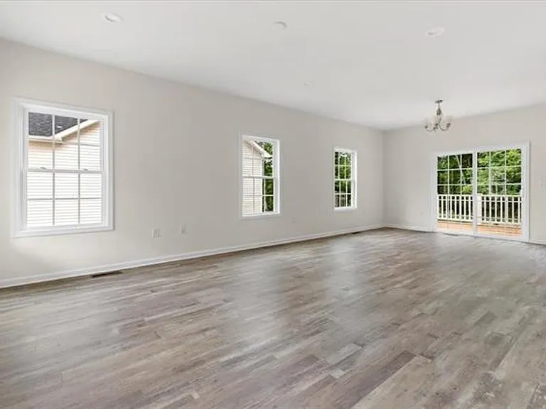 1431 Walnut Ridge Rd — Photo 3