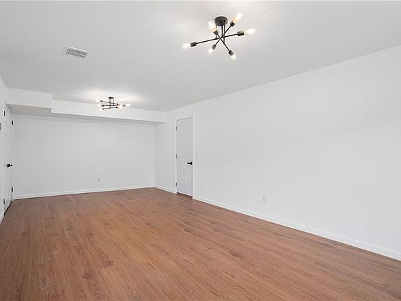 4th image of 18 Pleasant View Ave