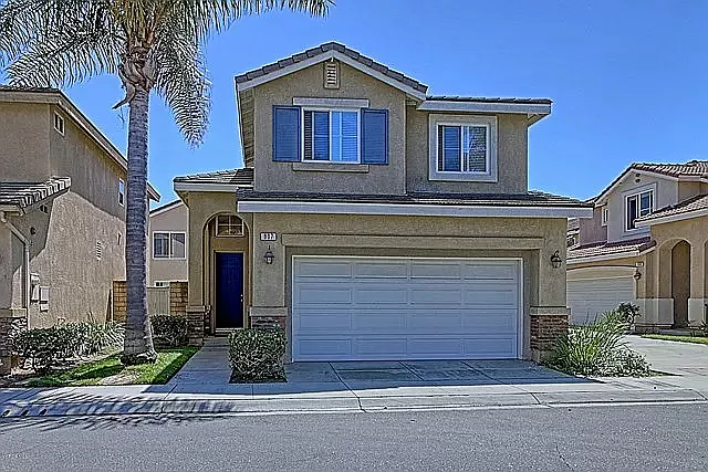 3 bed, 2.5 bath, 1074 sqft, $3,600 — Photo 2