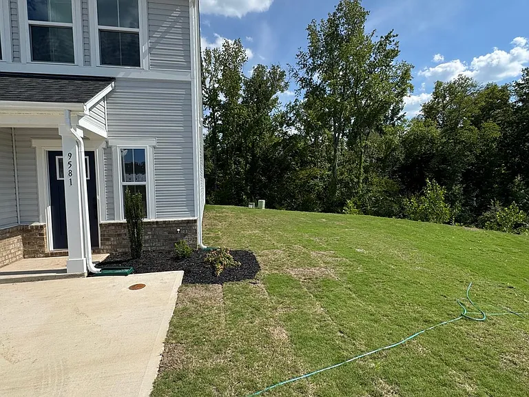 Big side yard/ end unit