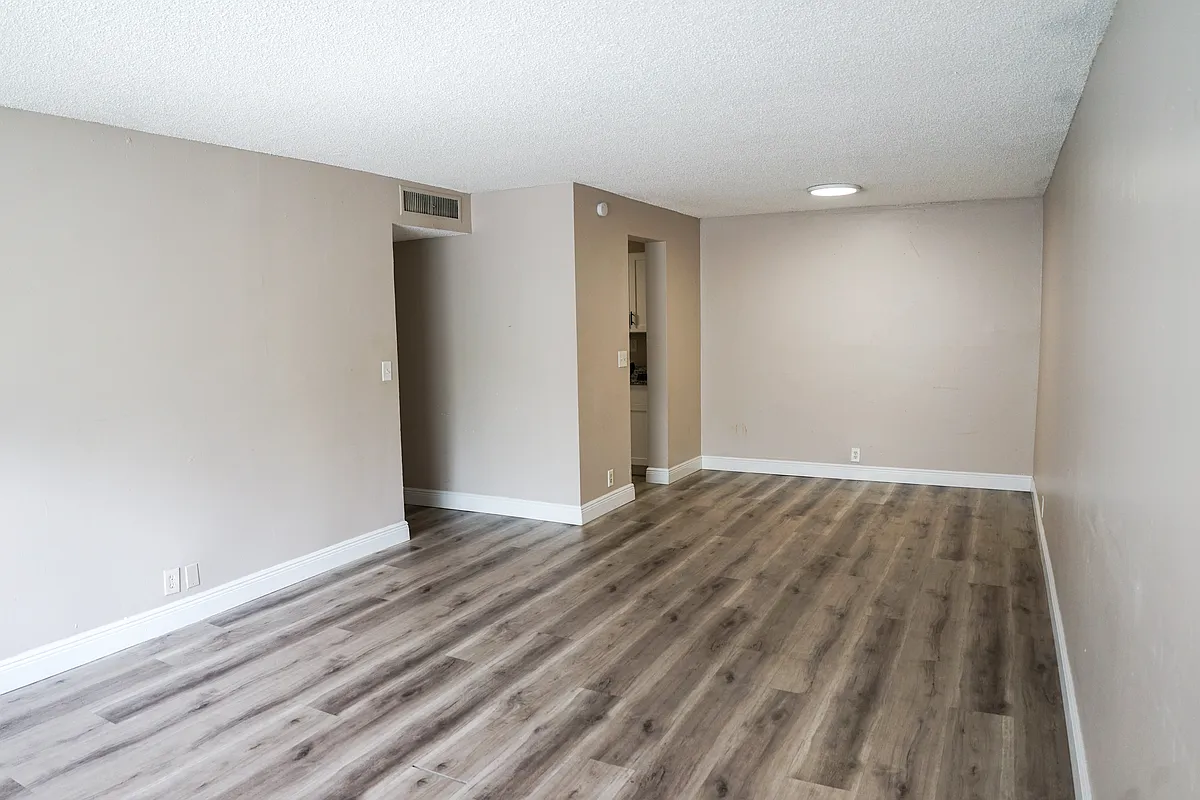 Building Photo - 4280 Woodside Dr #12