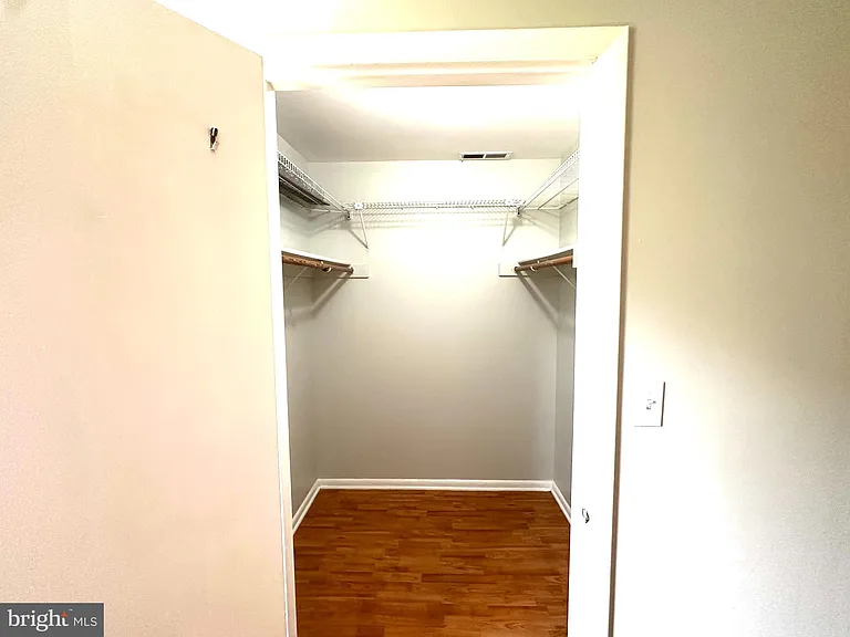 4901 Ravens Crest Dr — Photo 10