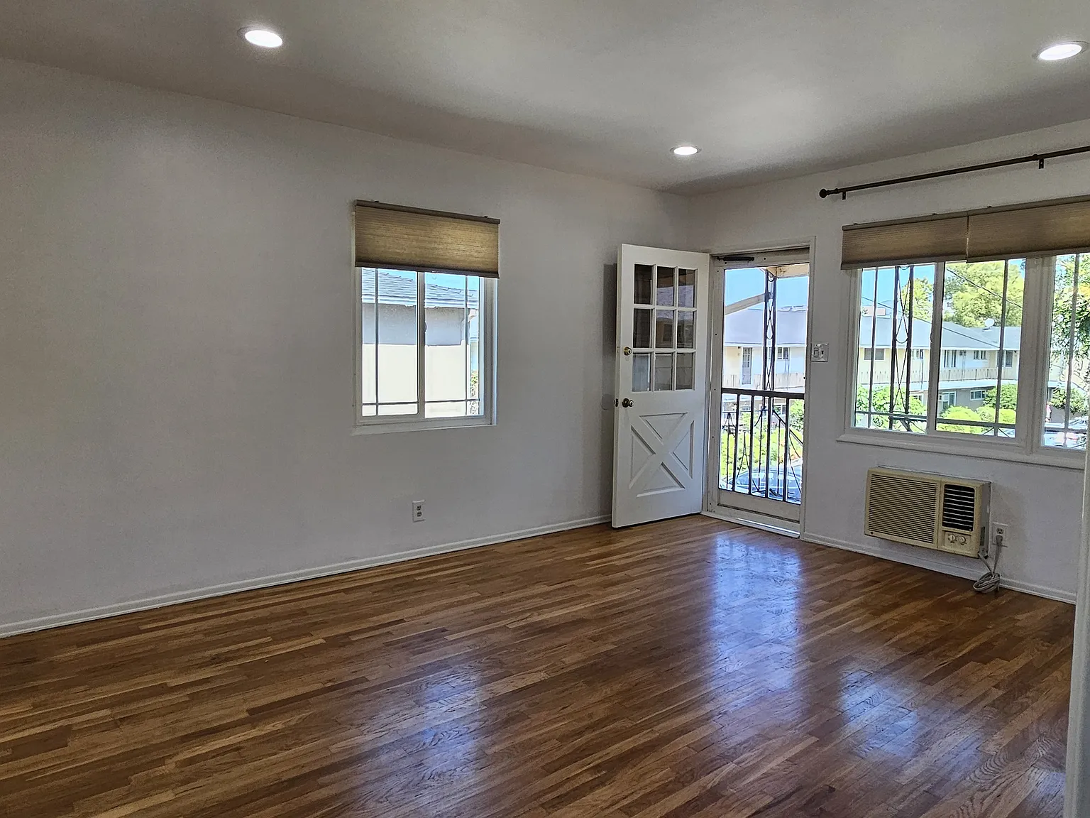 428 W Stocker St — Photo 3