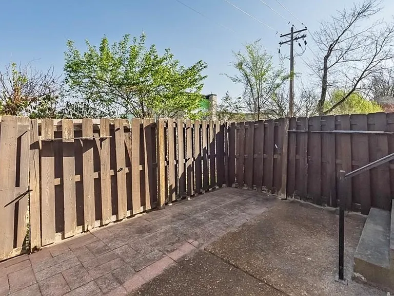 1212 Clarkson Ct — Photo 10