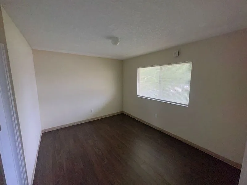 2 bed, 1.0 bath, $980 — Photo 2