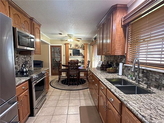 4th image of 4214 Pecan Dr