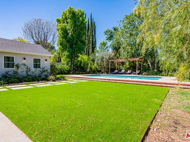 5907 Jumilla Ave — Photo 14
