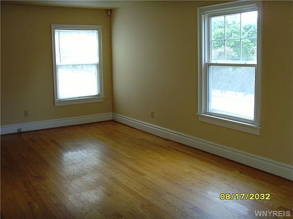 4th image of 249 Oxford Ave