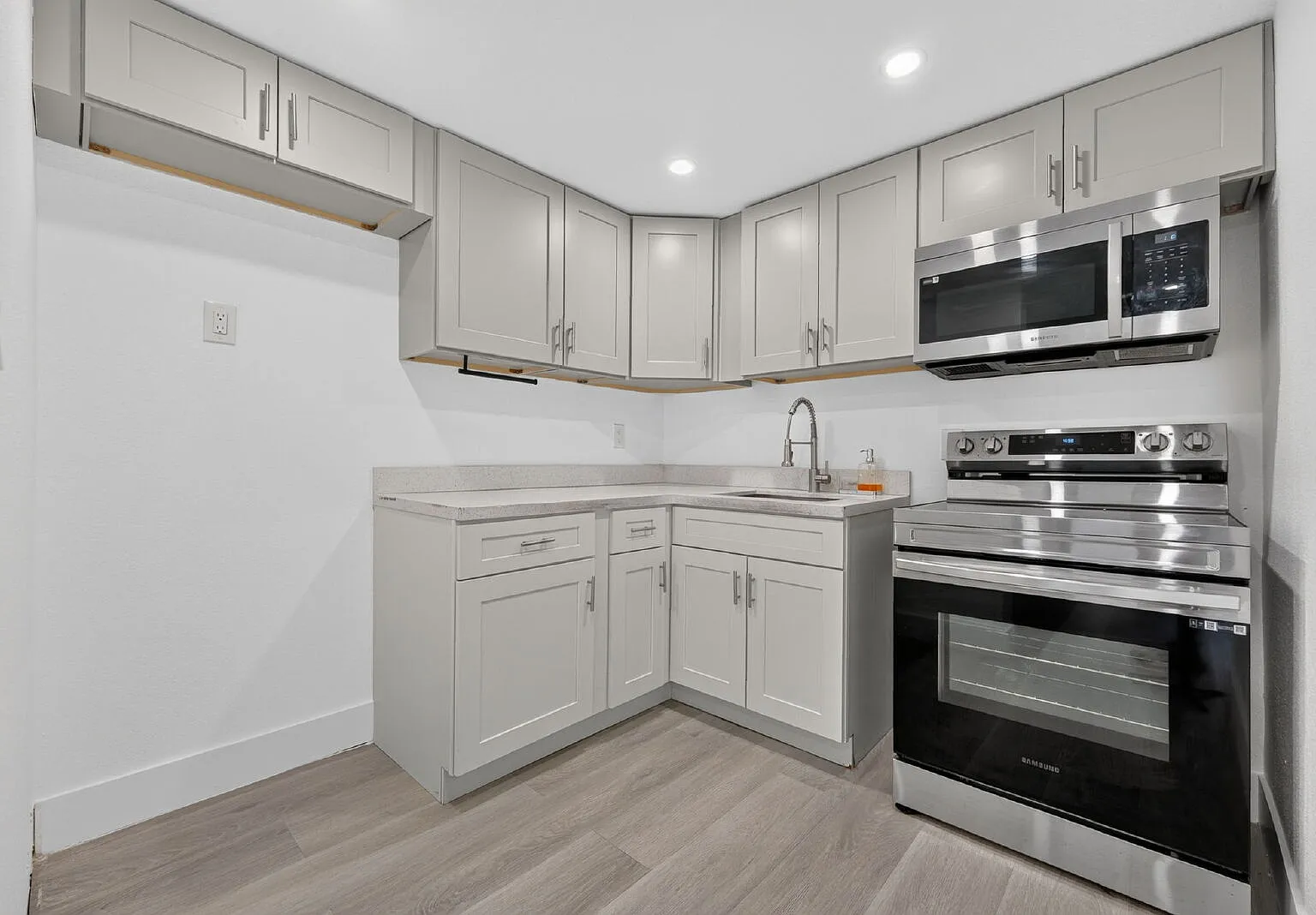 2 bed, 1.0 bath, 850 sqft, $2,400 — Photo 4