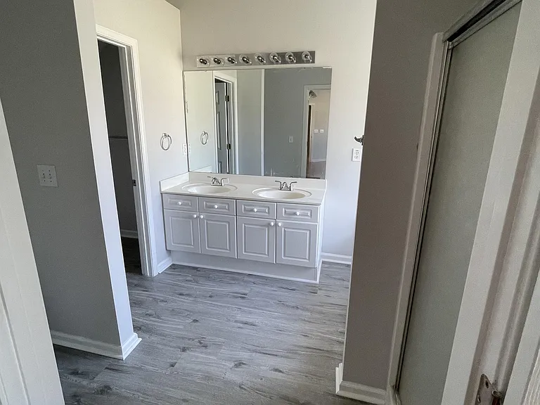 2704 Holmes Ct N — Photo 9