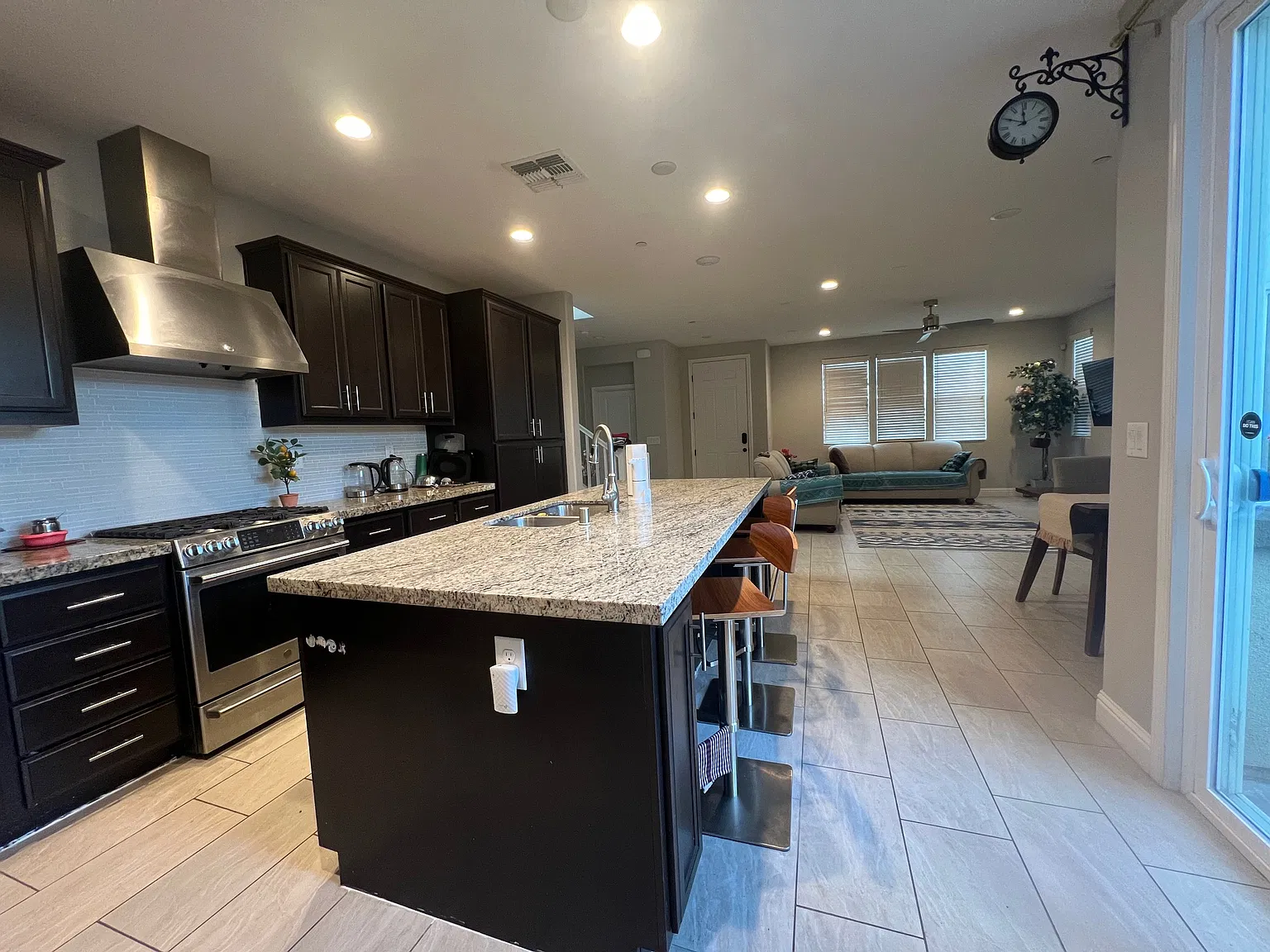 3 bed, 2074 sqft, $2,995 — Photo 4