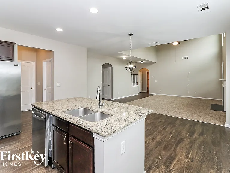 195 Parkcrest Xing — Photo 9
