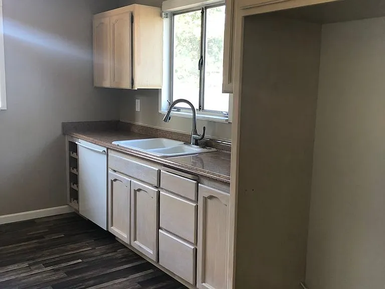 651 N Barrett Rd — Photo 4