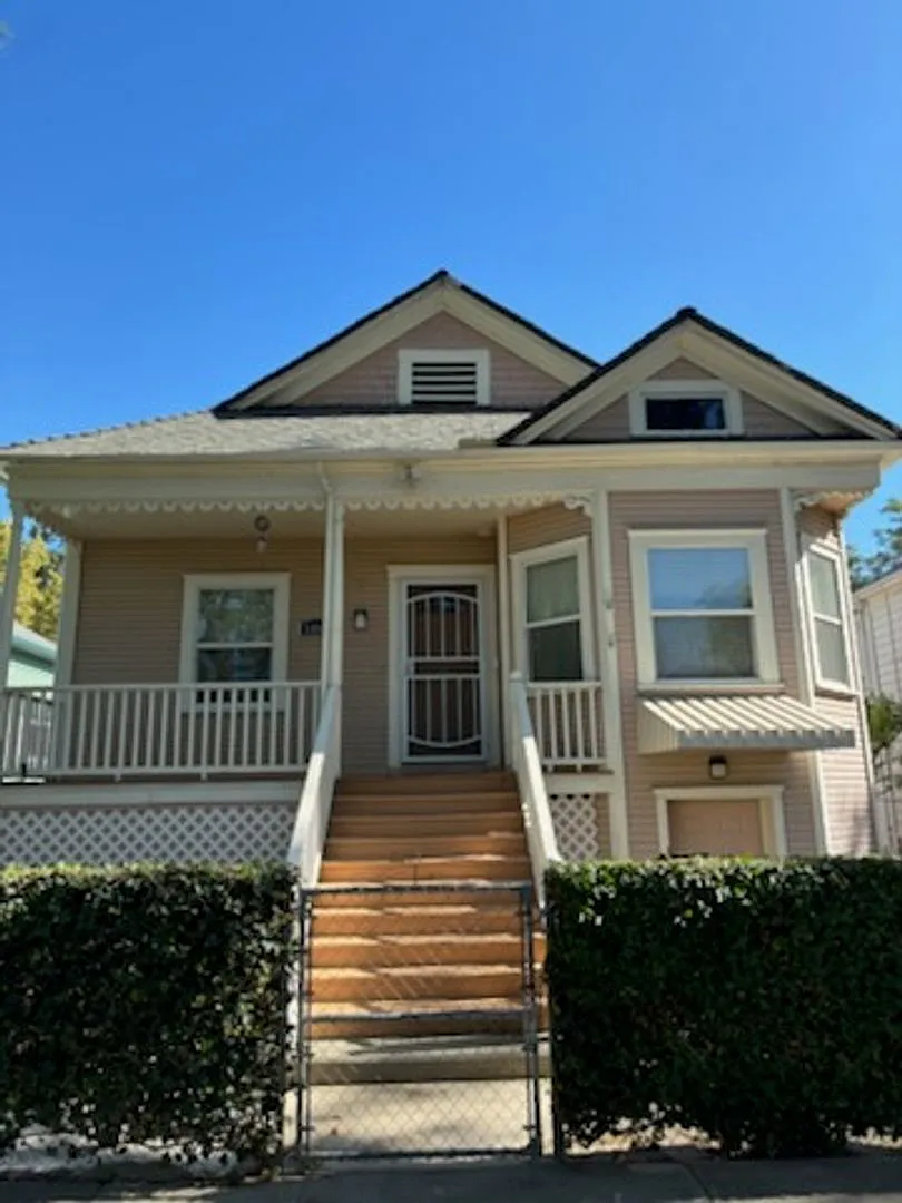 Available Now! 2 Bedroom 1 Bath In Mansion Flats — Photo 1