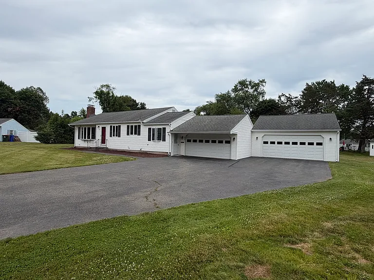 219 Sun Valley Dr — Photo 2