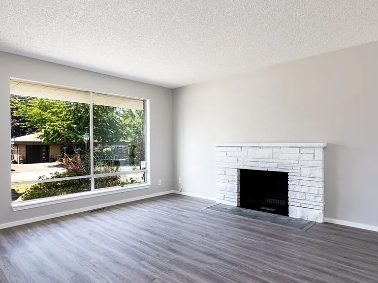 654 Jefferson Ave NE — Photo 3