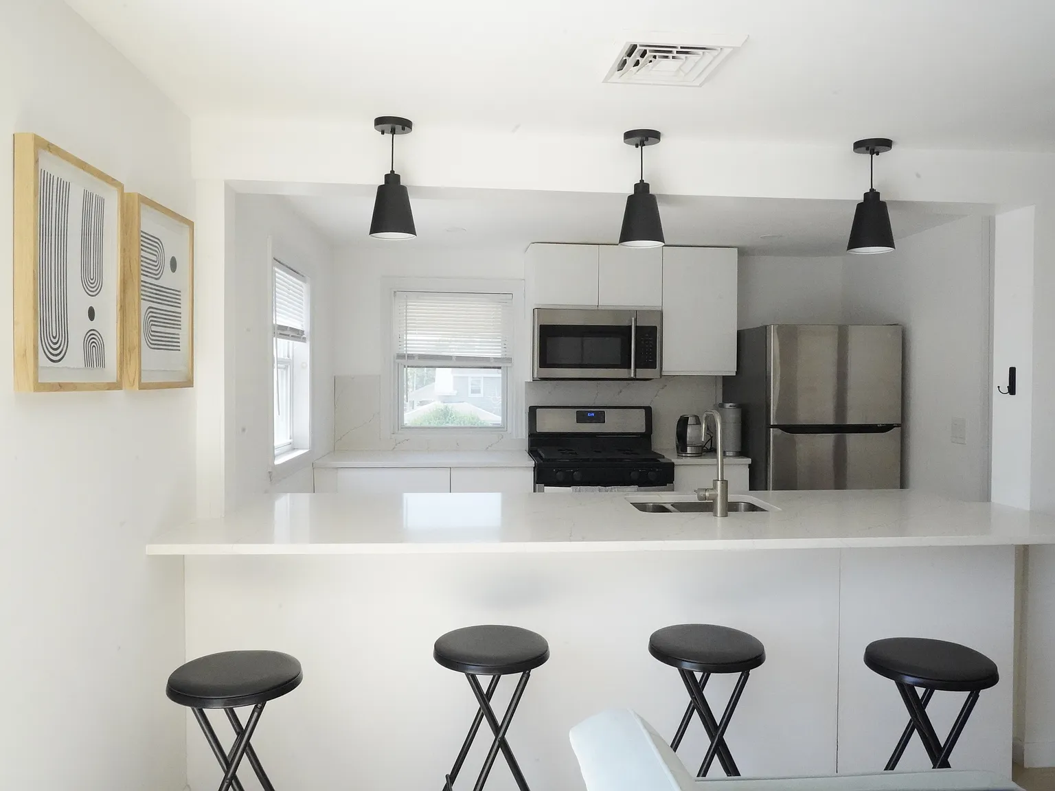 3 bed, 1000 sqft, $4,000 — Photo 2
