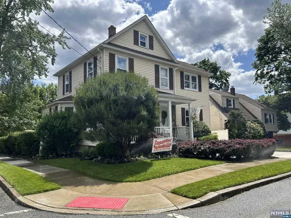 36 Pleasant Ave, Bergenfield, NJ 07621