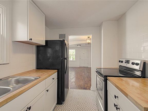 2nd image of 2711 N 39th St