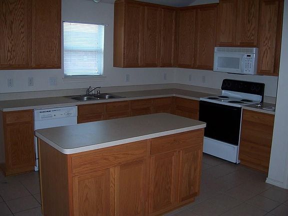 3rd image of 810 Riverhead Dr