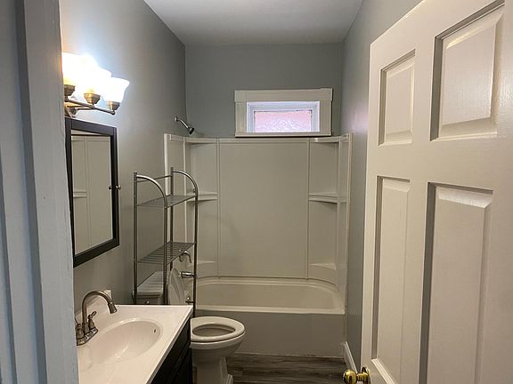 3rd image of 3008 Henrietta St #1F
