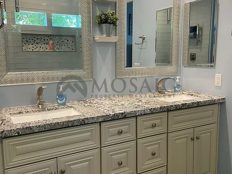 411 N Leoma Ln — Photo 11
