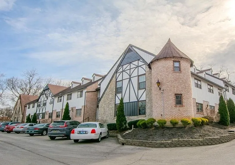 221 N Clifton Ave #37
