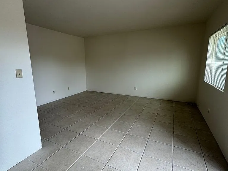 2873 N Fontana Ave — Photo 5