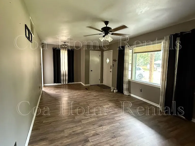 535 S Derby Ave — Photo 11