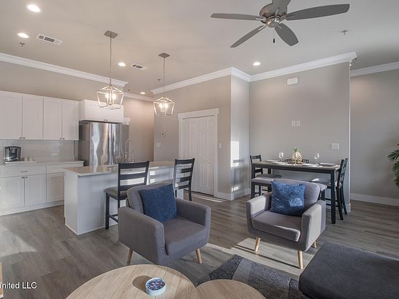 5th image of 81 Oak Alley Ln