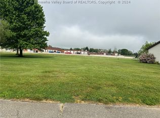 42 Hawthorne Ln, Point Pleasant, WV 25550