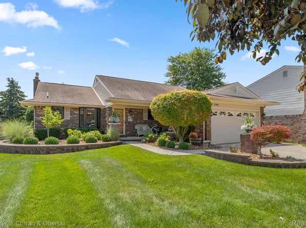 17901 Sprue Ct, Brownstown, MI 48193
