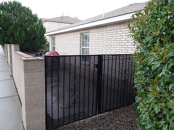 Side gate and trailer pad