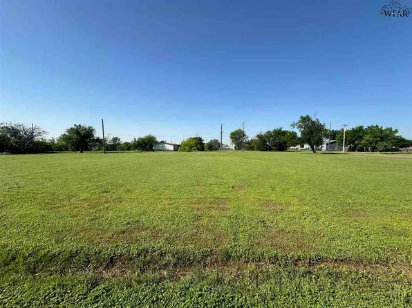 804 E Garrison Ave, Electra, TX 76360