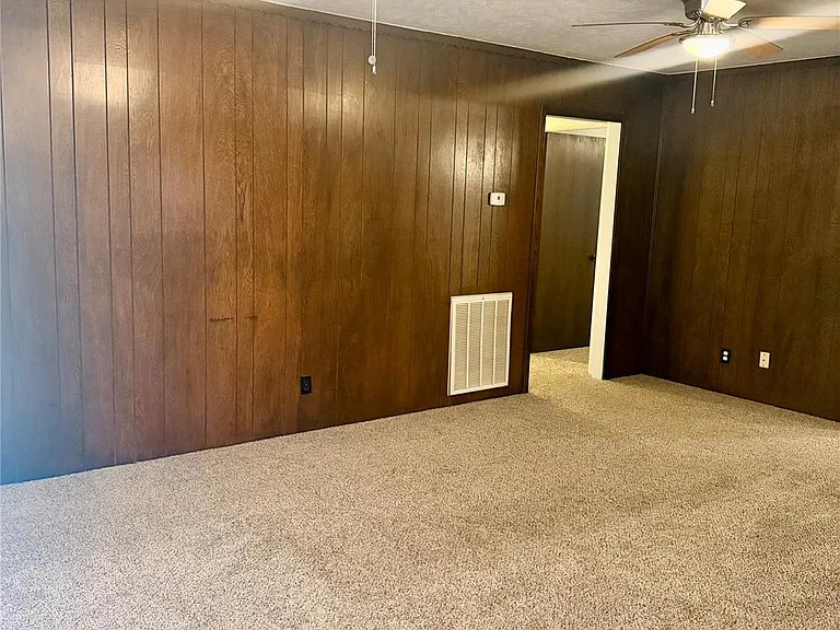 501 E Oak St — Photo 16