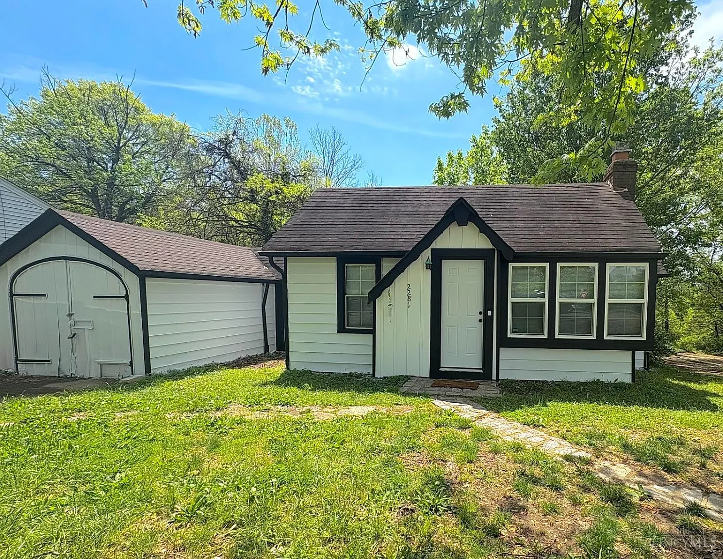 2281 E Galbraith Rd photo 1