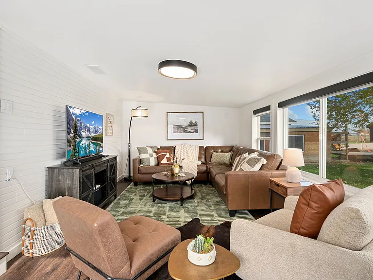 322 N Sunset St — Photo 9