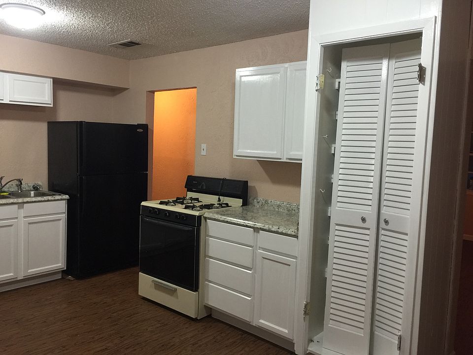 1st image of 412 Brown Dr
