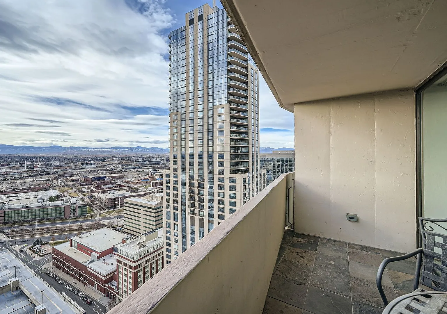 Downtown Denver Furnished 1 BDR w/ Rooftop Pool — Photo 4
